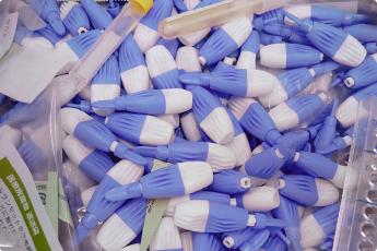 返却された採取キットはすべて感染性医療廃棄物として処分しています