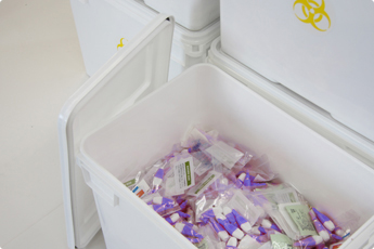 容器は感染防止のため一度ふたを閉めると箱を壊す以外に開けられません。